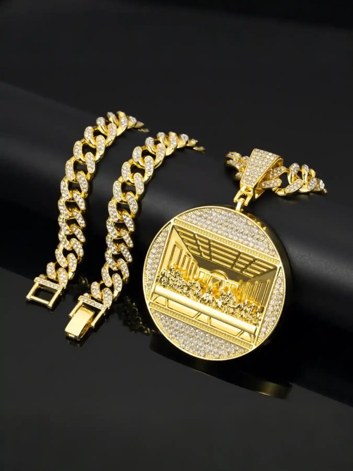 Collier Pendentif "La Cène" Doré avec Chaîne Cubaine – Médaille Sacrée Sertie de Zircons Brillants – Style Hip-Hop & Foi Chrétienne (Paiement à la Livraison)