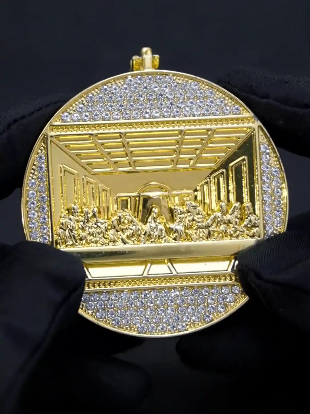 Collier Pendentif "La Cène" Doré avec Chaîne Cubaine – Médaille Sacrée Sertie de Zircons Brillants – Style Hip-Hop & Foi Chrétienne (Paiement à la Livraison)