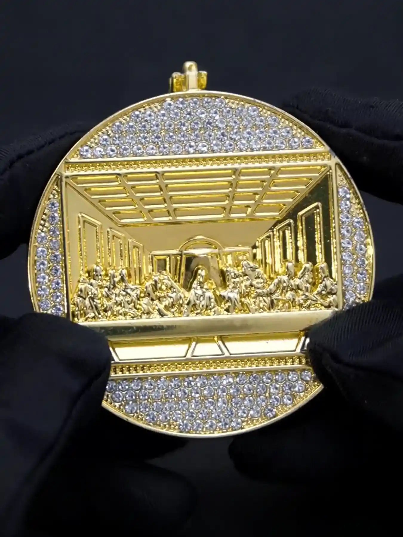 Collier Pendentif "La Cène" Doré avec Chaîne Cubaine – Médaille Sacrée Sertie de Zircons Brillants – Style Hip-Hop & Foi Chrétienne (Paiement à la Livraison)