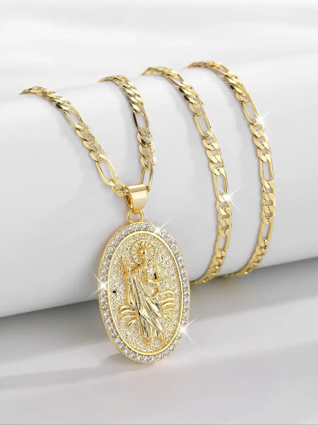 Collier Pendentif Saint Jude (San Judas) Plaqué Or 14K – Médaillon Sacré Sertie de Zircons Brillants – Protection Divine & Élégance (Paiement à la Livraison)