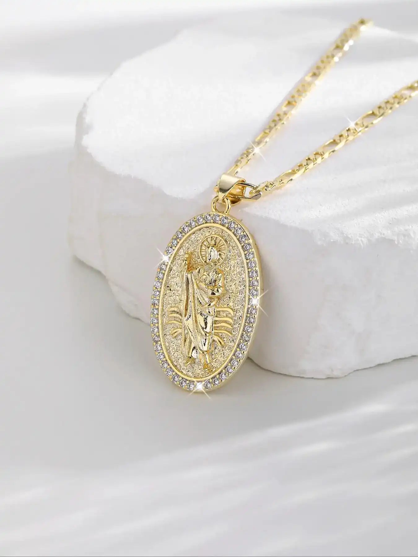 Collier Pendentif Saint Jude (San Judas) Plaqué Or 14K – Médaillon Sacré Sertie de Zircons Brillants – Protection Divine & Élégance (Paiement à la Livraison)