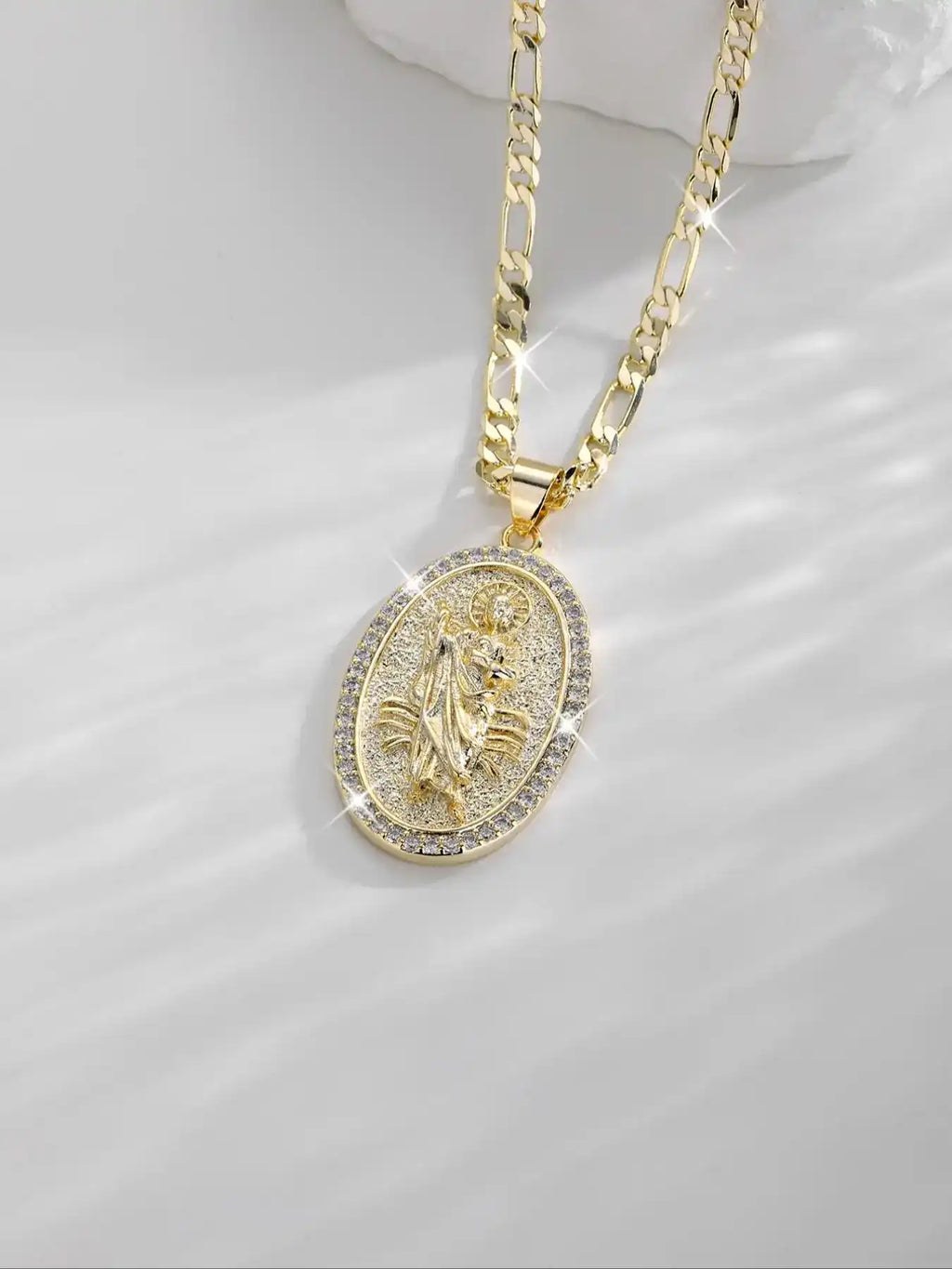 Collier Pendentif Saint Jude (San Judas) Plaqué Or 14K – Médaillon Sacré Sertie de Zircons Brillants – Protection Divine & Élégance (Paiement à la Livraison)