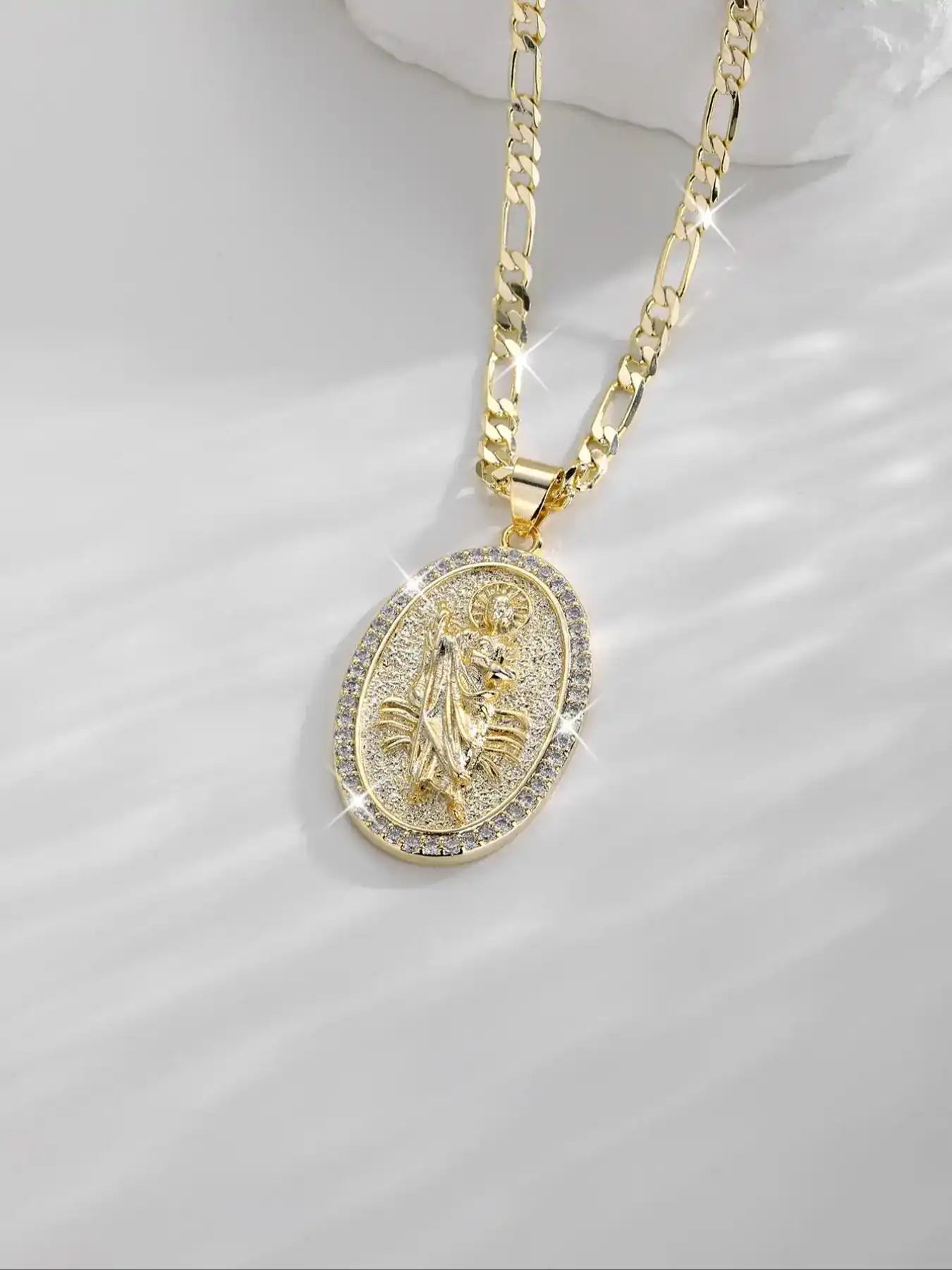 Collier Pendentif Saint Jude (San Judas) Plaqué Or 14K – Médaillon Sacré Sertie de Zircons Brillants – Protection Divine & Élégance (Paiement à la Livraison)
