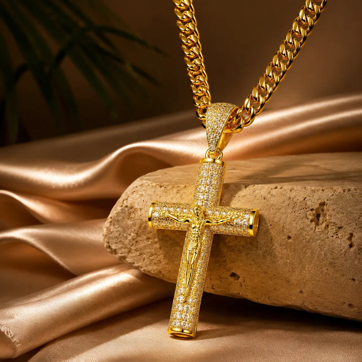 Collier Cubain Luxe avec Pendentif Croix de Jésus Or 18K (Iced Out)